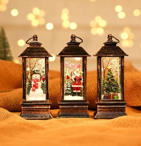 Tres faroles de Navidad vintage en bronce con muñeco de nieve, Papá Noel y árbol