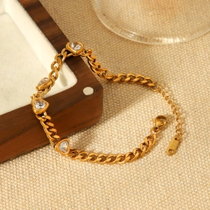 Bracelet luxueux en acier inoxydable plaqué or 18K avec quatre zircons en forme de cœur