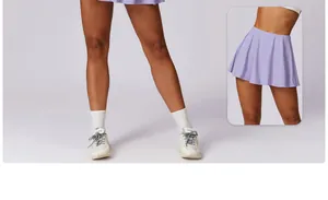 Détail d'une jupe de sport plissée violette coupe en A avec tissu à séchage rapide