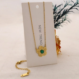 18K vergoldete Edelstahlkette mit grünem Stein und Sonnenblumen-Anhänger