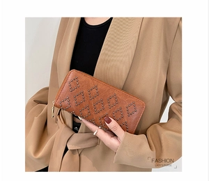 Braune PU-Leder-Clutch mit Nietenverzierung und goldenem Reißverschluss, von Model gehalten