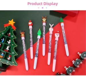 Dettaglio di penne natalizie glitterate con topper in silicone di Babbo Natale e renne