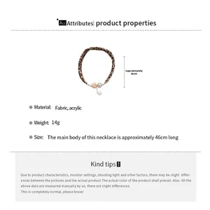 Détail du collier imprimé léopard avec perles acryliques, longueur environ 46cm pour femme