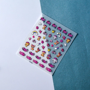 Dettaglio di adesivi nail art 3D in rilievo con animali carini e motivi floreali