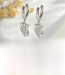 Détail des boucles d'oreilles chaussettes de Noël en argent avec zircons et cuivre pur