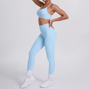 Detailansicht eines hellblauen Yoga-Sets mit schmalen Trägern und High-Waist-Leggings