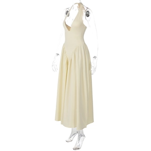 Detail des tiefen V-Ausschnitts und Neckholder-Designs an diesem cremefarbenen Maxikleid