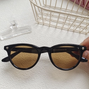 Detail view of heart-shaped sunglasses showing the model KD98114 and size parameters