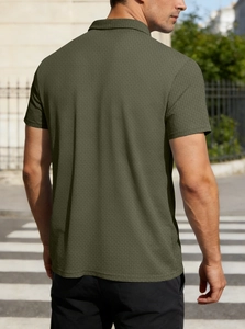Vue arrière extérieure du polo en maille vert olive pour hommes montrant la texture
