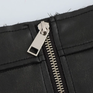 Elegante gonna in pelle PU nera con cerniera in metallo argentato e dettaglio a spacco