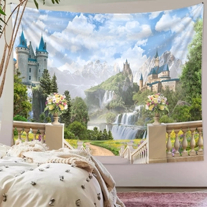 Detail eines Fantasie-Wandteppichs mit Schloss und Wasserfall als Schlafzimmer-Deko