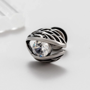 Clou d'oreille pour homme en acier inoxydable avec motif œil abstrait et zircon clair