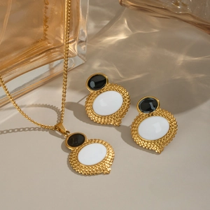 Set gioielli in oro e acciaio con pendenti ovali geometrici neri e bianchi