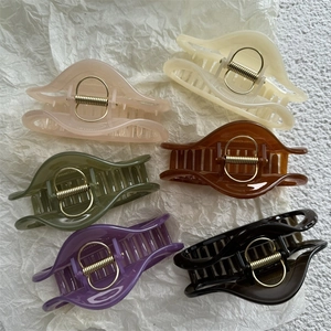 Set di sei mollette per capelli colorate in plastica dalle eleganti tonalità pastello