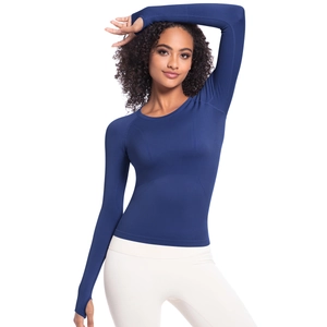 Dettaglio maglia yoga blu scuro senza cuciture con fori per i pollici e polsini elastici