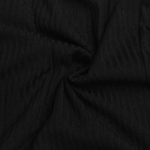 Gros plan sur la texture du tissu en maille côtelée noire avec un grain vertical délicat