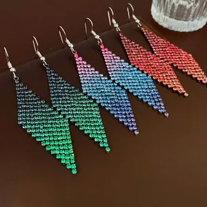 Cinq paires de boucles d'oreilles pampilles à strass colorés dégradés en forme de losange