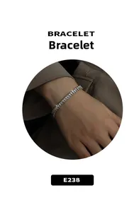Dettaglio di un elegante bracciale dorato con zirconi rettangolari su una modella