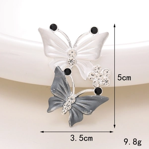 Vista dettagliata della spilla farfalla grigia con strass e dimensioni 3,5x5cm