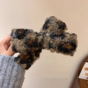Gros plan d'une pince à cheveux en peluche léopard avec une texture douce
