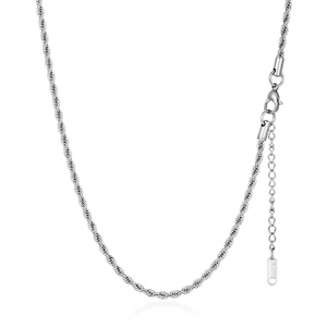 Détail macro du collier chaîne corde en acier inoxydable argenté avec fermoir mousqueton