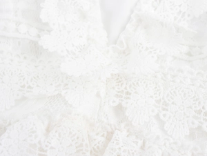 Vue macro détaillée de tissu en dentelle florale blanche avec broderie et texture
