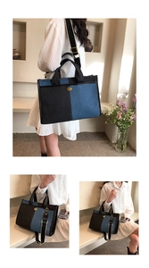 Détail du sac en denim bicolore avec fermoir rotatif doré et bandoulière réglable