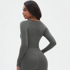 Détail de l'ensemble de yoga gris sans couture avec legging et haut ajusté à manches longues
