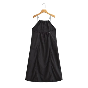 Détail de la robe midi en nylon noir avec licou à cordon et design dos nu élégant