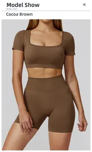 Detailansicht des nahtlosen kakaobraunen Yoga-Sets mit Crop-Top und Sport-Shorts