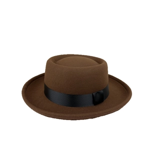 Chapeau classique en feutre de laine marron foncé avec ruban noir et large bord automne
