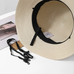 Détail de l'intérieur du chapeau en paille avec ruban réglable et cordon amovible