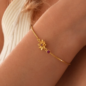 Pulsera de loto dorada con colgante de circón rojo rosa en una cadena veneciana fina
