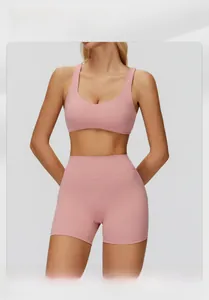 Ensemble de yoga rose avec soutien-gorge de sport col en U et short à taille haute mat