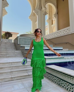 Détails de la robe en maille verte avec un ourlet à franges multicouches élégant