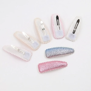 Set di fermagli per capelli in acrilico glitterato con sfumature rosa e blu su bianco