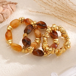 Three-piece stretch bracelet set with amber resin beads and wavy golden metal rings