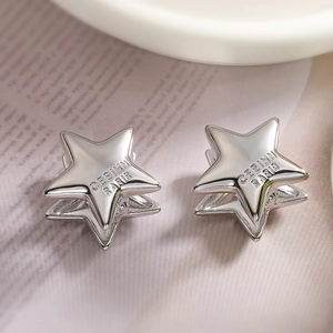 Minimalistische zilveren ster oorringen met een gladde metalen afwerking voor dames