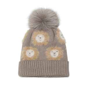 Détail du motif lion sur bonnet en maille camel avec un grand pompon en fourrure