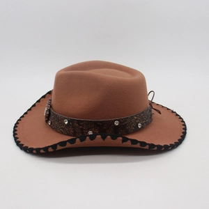 Dettaglio cappello da cowboy marrone con fascia in pelle borchiata e tesa cucita