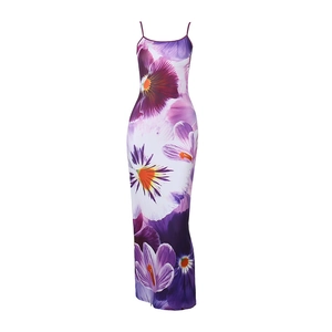 Détail du motif floral violet et blanc sur une robe longue à bretelles moulante