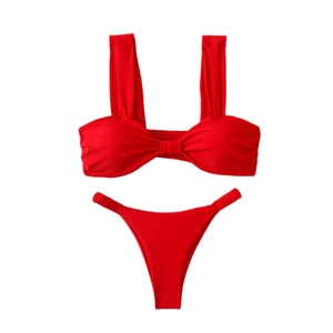 Ensemble bikini deux pièces rouge avec haut noué à volants et bas échancré sur blanc