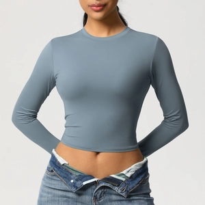 Détail du haut de sport court et moulant avec col rond en tissu gris-bleu hautement élastique