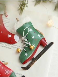 Detail von Weihnachts-Eisenanhängern mit Metallglocken, Pelzbesatz und Sternenmustern