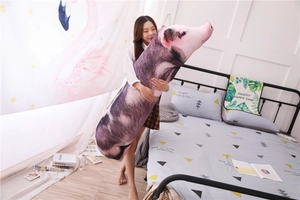 Grande cuscino per il corpo in peluche a forma di maiale tenuto da una ragazza giovane