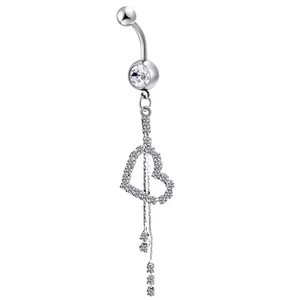 Détail du piercing de nombril argenté avec pendentif cœur évidé et chaînes à pompons