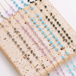 Chaînes de perles polies avec perles de verre en quatre couleurs sur base de pierre