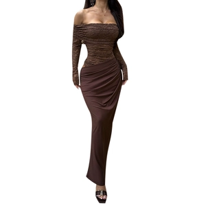 Completo con top in pizzo a spalle scoperte e gonna lunga a pieghe marrone
