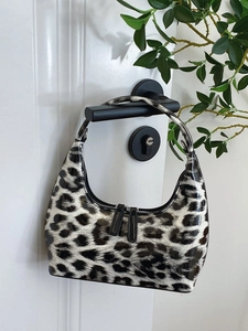Retro patent leather leopard print dumpling handbag with glossy finish and dual zippers