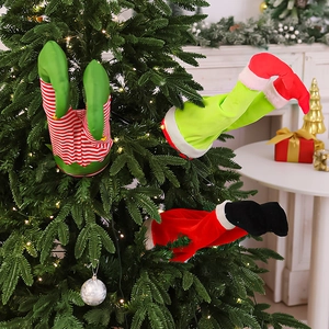 Lustige Weihnachtsmannbeine und Elfenfüße aus Plüsch als festliche Christbaumdekoration